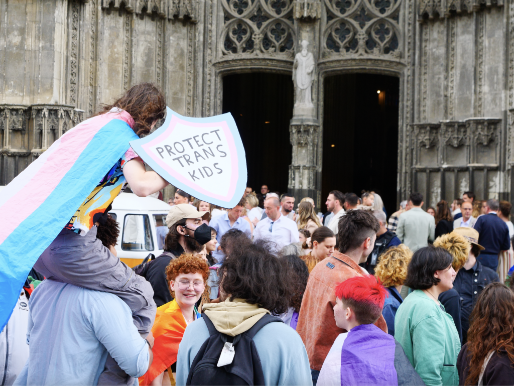 La Marche des Fiertés devant la cathédrale Cathédrale Saint-Gatien ©Vincent Amar pour Médiatours