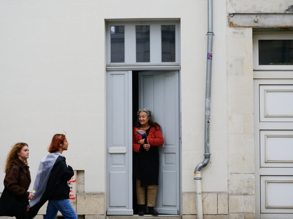 Aux portes et aux fenêtres les habitants témoignent leur soutient au cortège