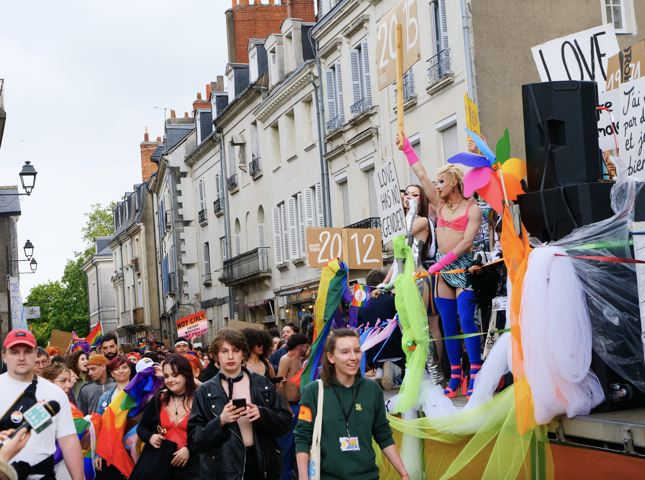 Le premier char de la Marche des Fiertés en tête de cortège ©Vincent Amar pour Médiatours